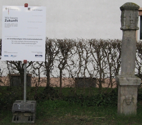 Haltestelle mit altem und neuem Denkmal