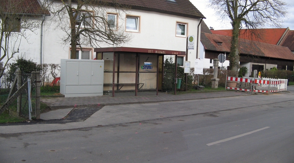 Haltestelle mit altem und neuem Denkmal