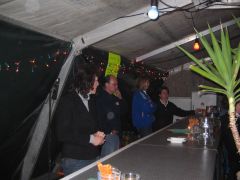 ... an der Bar, an der Bar ...