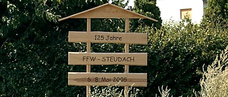 Das Ankündigungsschild zum Fest am Ortseingang