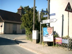 Wegweiser in die wichtigsten Himmelsrichtungen von Steudach aus.